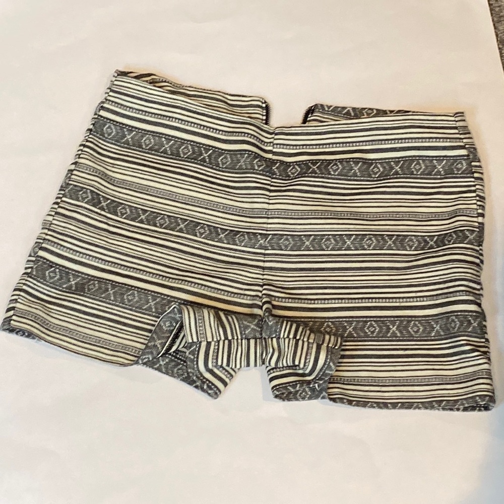 Jolt XO design shorts white black size 3 polyester back zipper 2.5 inch inseam